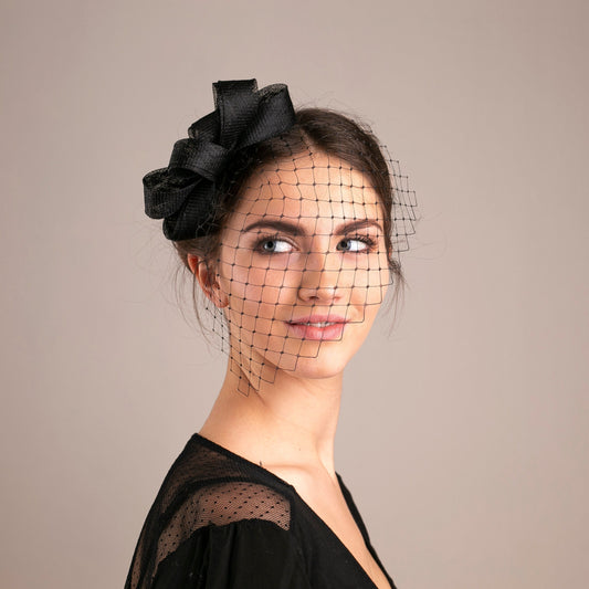 Kopfschmuck für Hochzeitsgäste mit Schleife, modernem Vogelkäfig-Schleier und minimalistischem Fascinator, Haar-Accessoire für Hochzeitsgäste in individuellen Farben