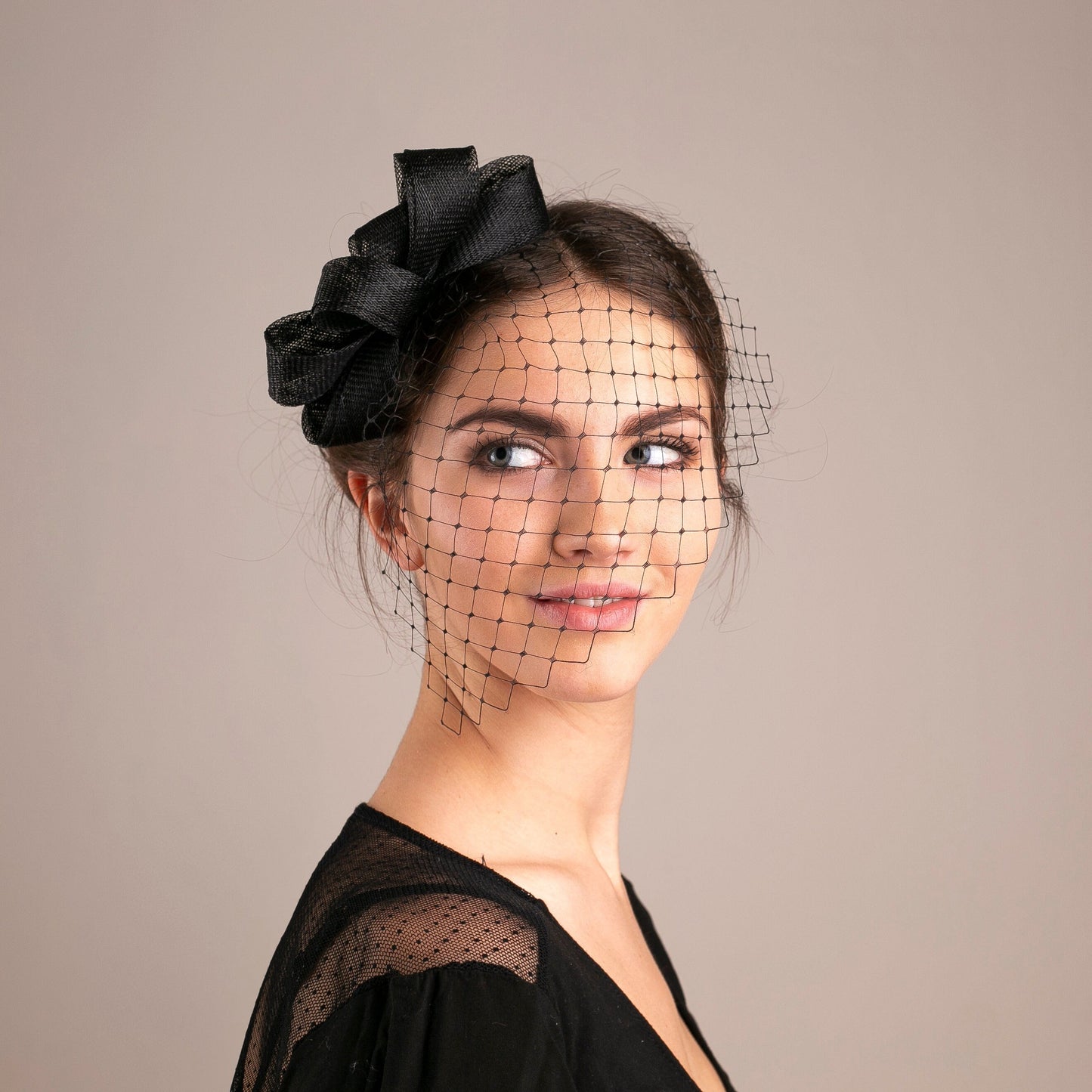 Hochzeitskopfschmuck mit schwarzem Fascinator in Vogelkäfig-Form und moderner Schleier, Haar-Accessoire für britische Hochzeitsgäste in Schwarz