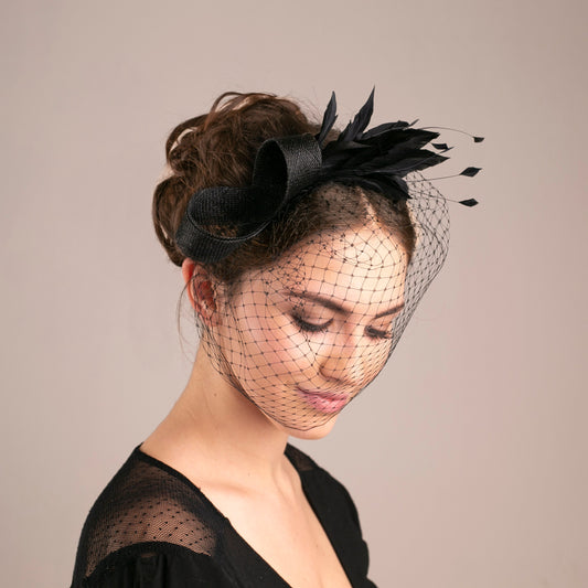 Moderner Feder-Fascinator mit Vogelkäfigschleier, schwarzer Vogelkäfig mit Feder-Fascinator, Kopfschmuck für Hochzeitsgäste in verschiedenen Farben