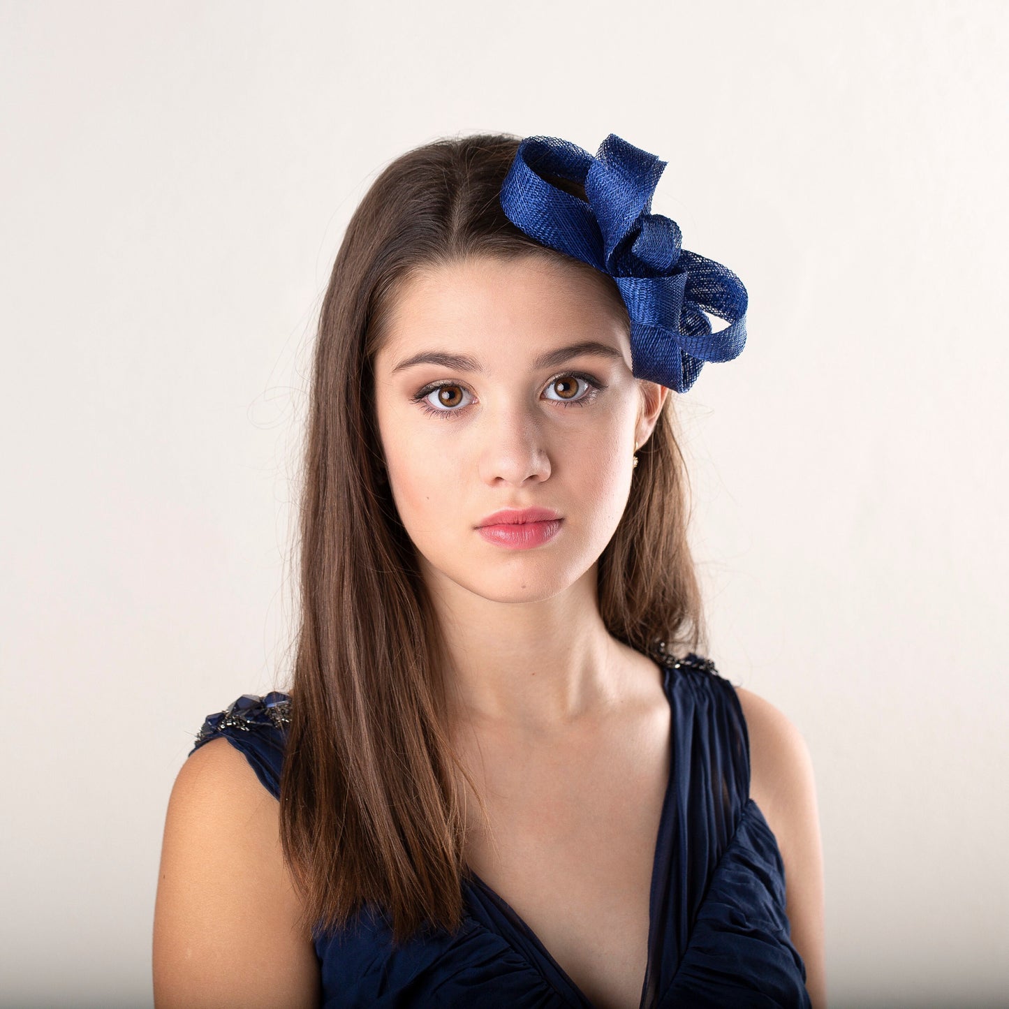 Royalblauer Fascinator mit Schleife, elegantes Geschenk für die Mutter der Braut, Fascinator für Hochzeitsgäste, minimalistischer Fascinator mit Schleife, blaues Hochzeits-Kopfstück