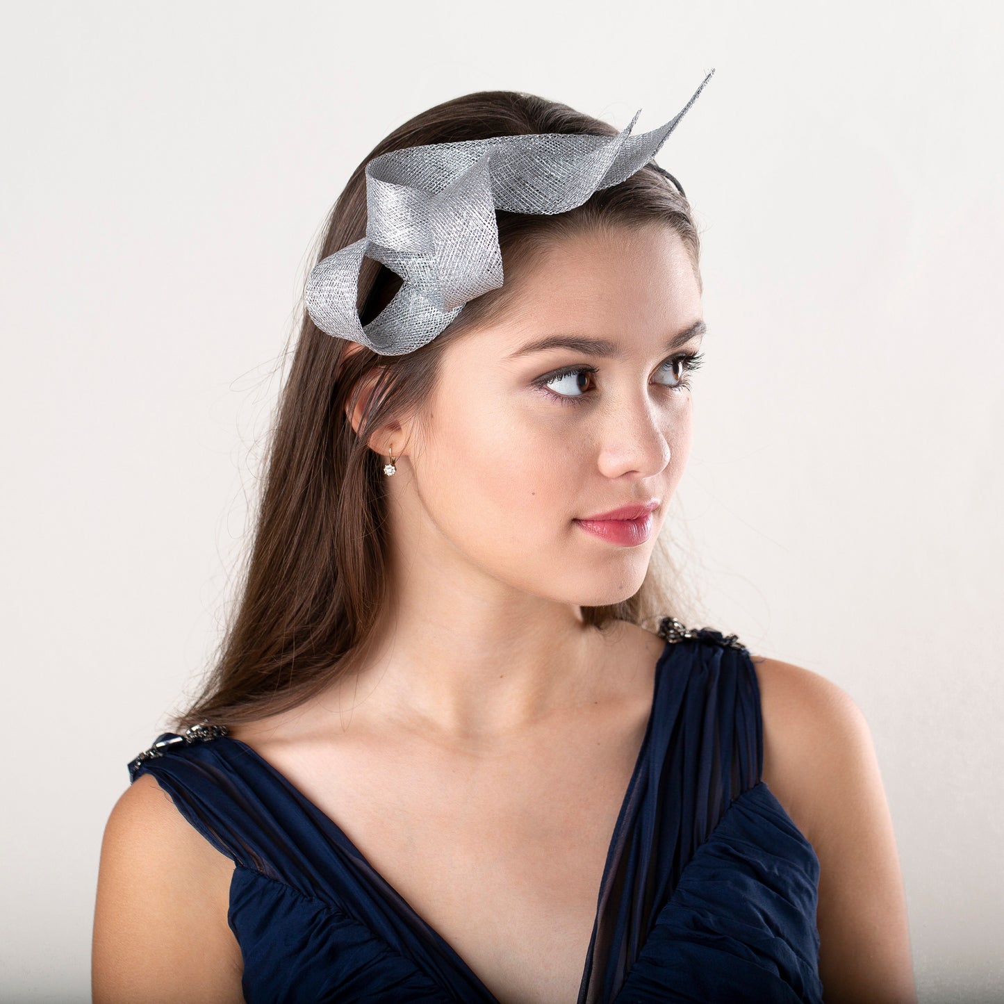 Silbernes Wirbel-Fascinator-Stirnband, Kopfschmuck für Hochzeitsgäste, silberner Fascinator für Damen, skulpturaler Fascinator für Millinery auf doppeltem Stirnband