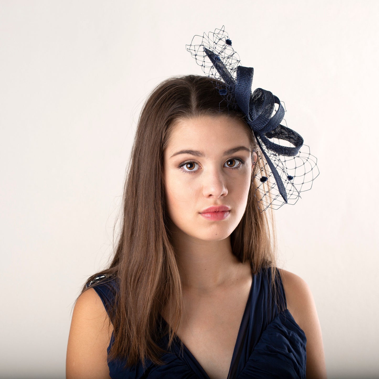 Marineblauer Fascinator mit Schleife und Schleier, Damen-Fascinator in Marineblau, elegantes Kopfstück für Hochzeitsgäste in Sonderfarben, Geschenk für die Mutter der Braut