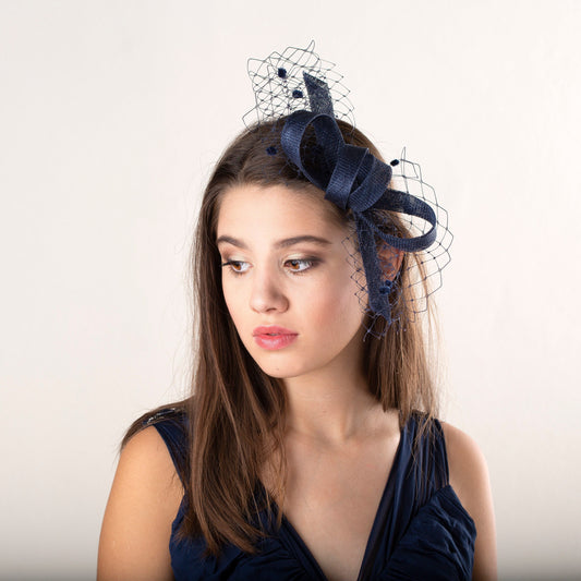 Marineblauer Fascinator mit Schleife und Schleier, Damen-Fascinator in Marineblau, elegantes Kopfstück für Hochzeitsgäste in Sonderfarben, Geschenk für die Mutter der Braut