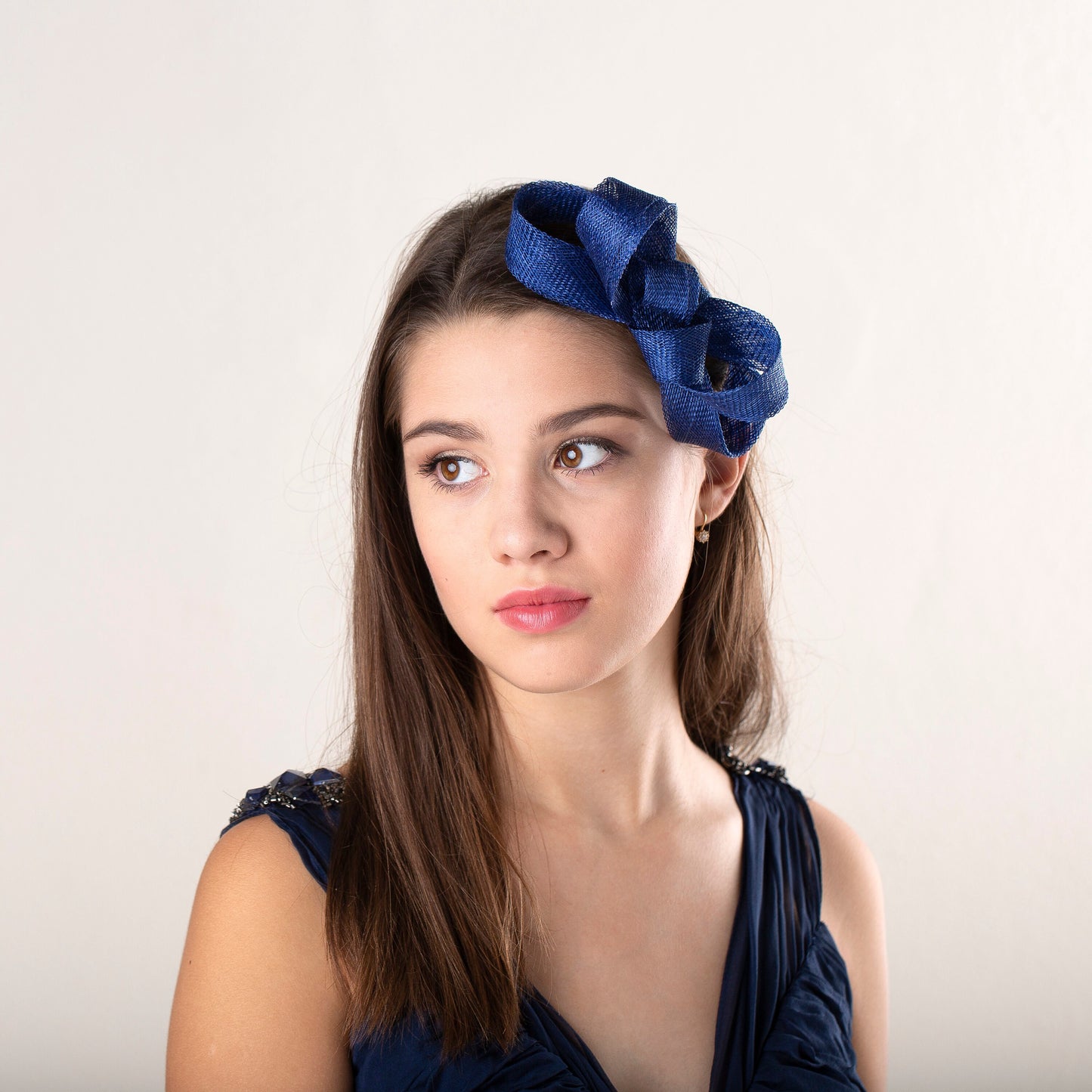 Royalblauer Fascinator mit Schleife, elegantes Geschenk für die Mutter der Braut, Fascinator für Hochzeitsgäste, minimalistischer Fascinator mit Schleife, blaues Hochzeits-Kopfstück