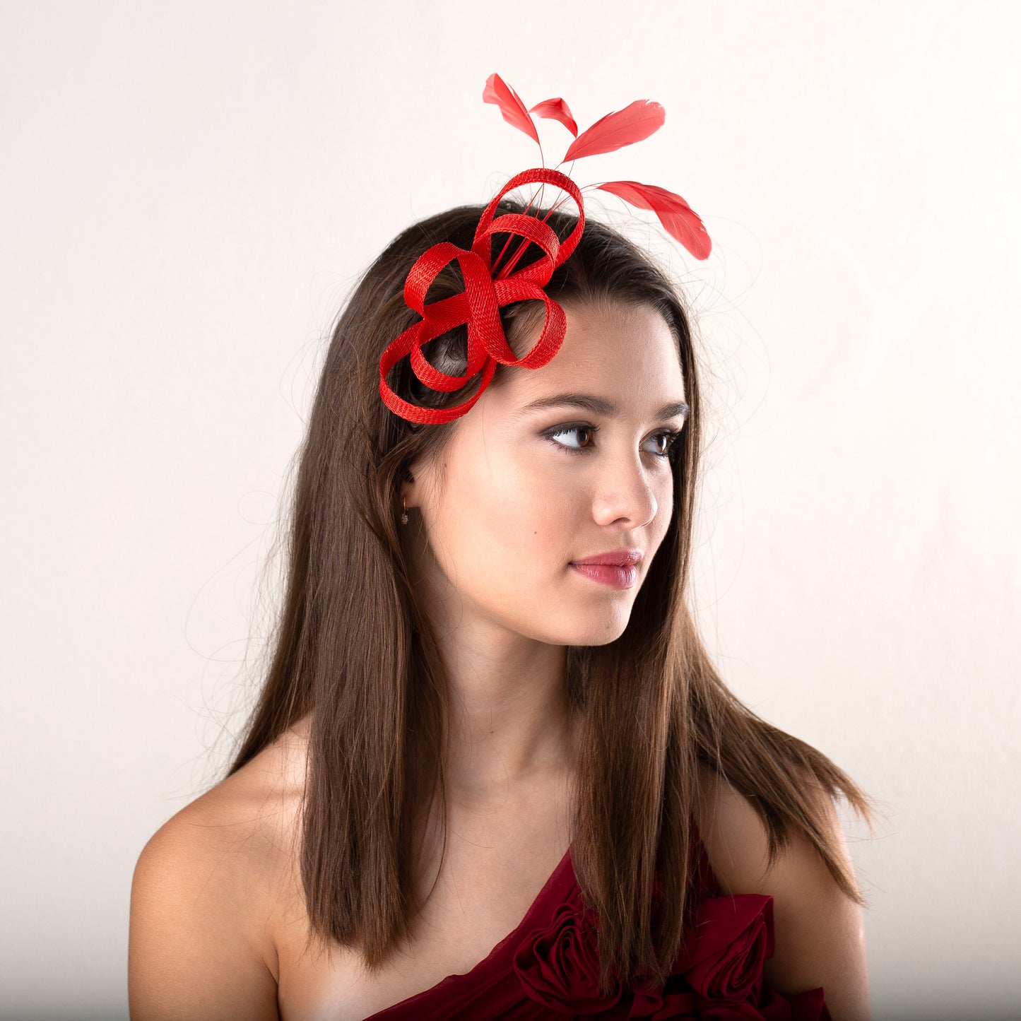 Roter Fascinator mit Federn, Kopfschmuck für Brautjungfern, elegantes Haaraccessoire für Hochzeitsgäste oder die Mutter der Braut, mohnroter Federkopfschmuck