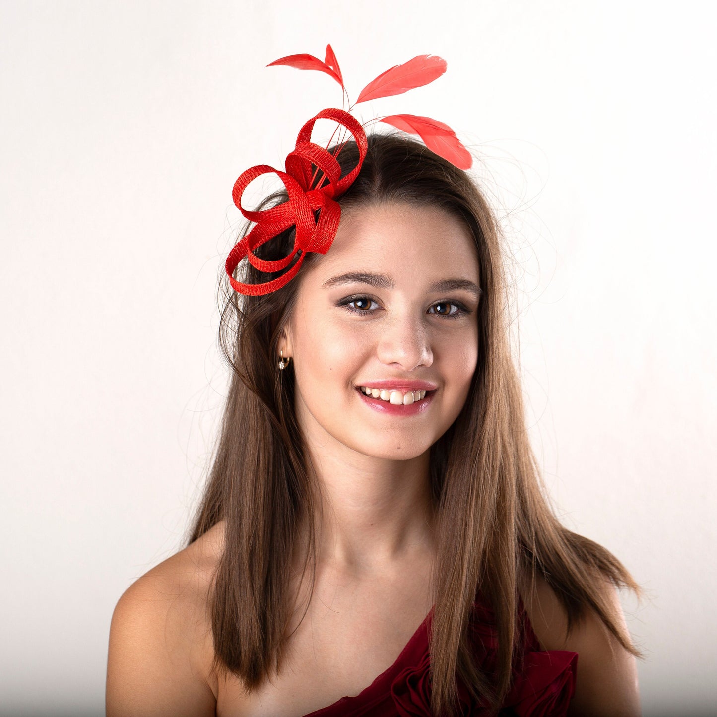 Roter Fascinator mit Federn, Kopfschmuck für Brautjungfern, elegantes Haaraccessoire für Hochzeitsgäste oder die Mutter der Braut, mohnroter Federkopfschmuck