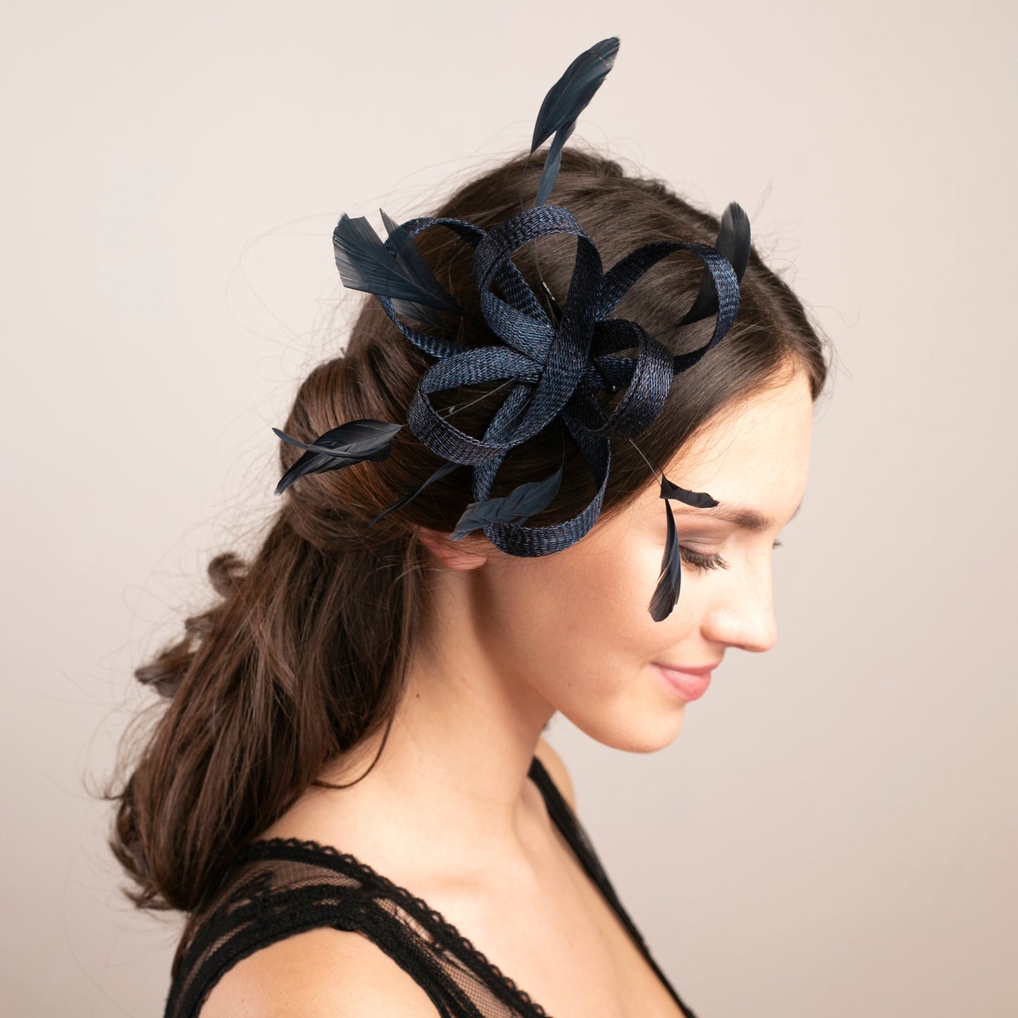 Elegantes Kopfstück für elegante Mama, Hochzeitsgast-Fascinator in Marine, Kopfstück für die Mutter der Braut, formelles Haar-Accessoire, marineblauer Feder-Fascinator