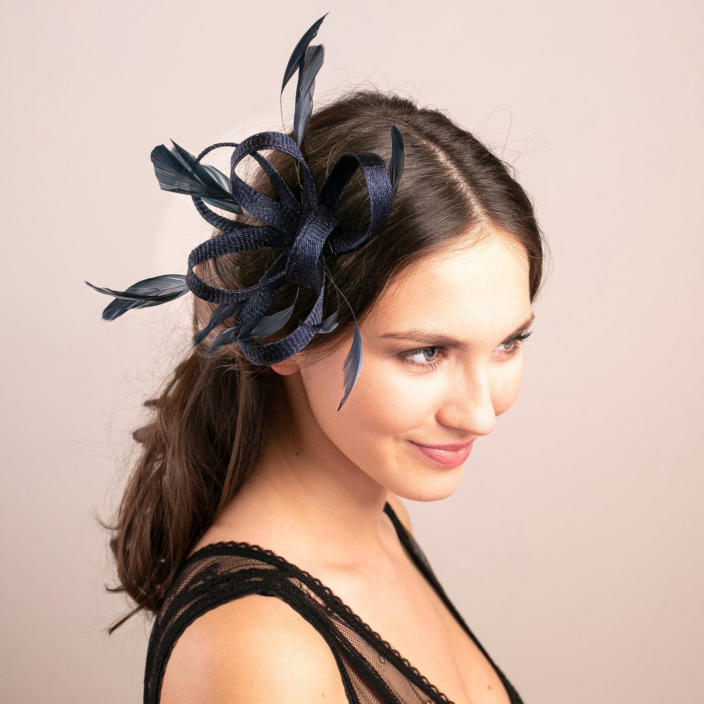 Elegantes Kopfstück für elegante Mama, Hochzeitsgast-Fascinator in Marine, Kopfstück für die Mutter der Braut, formelles Haar-Accessoire, marineblauer Feder-Fascinator