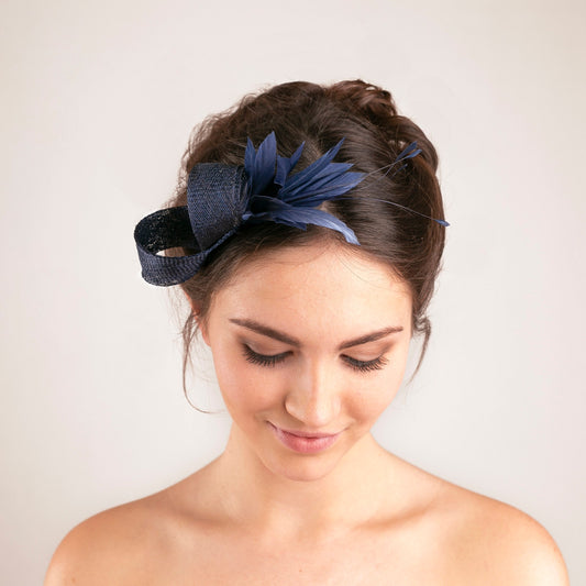 Marineblauer Fascinator mit Federn, Kopfschmuck für Hochzeitsgäste, Haarschmuck als Geschenk für Brautjungfern, elegantes Kopfstück als Geschenk für die Brautmutter