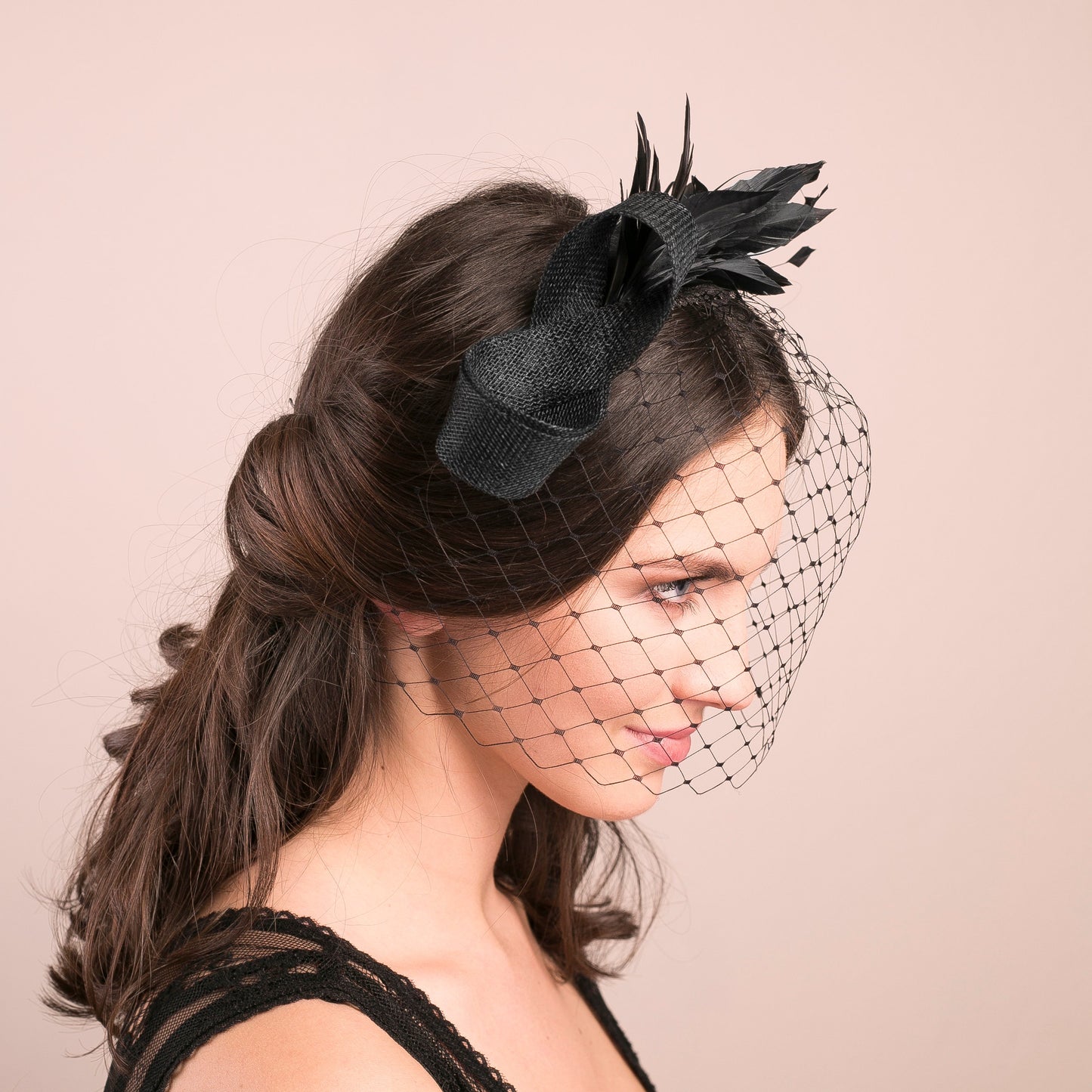 Moderner Feder-Fascinator mit Vogelkäfigschleier, schwarzer Schleier und Fascinator, Kopfschmuck für Hochzeitsgäste in verschiedenen Farben