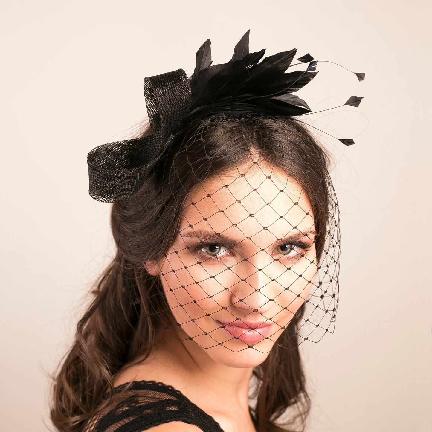 Moderner Feder-Fascinator mit Vogelkäfigschleier, schwarzer Schleier und Fascinator, Kopfschmuck für Hochzeitsgäste in verschiedenen Farben