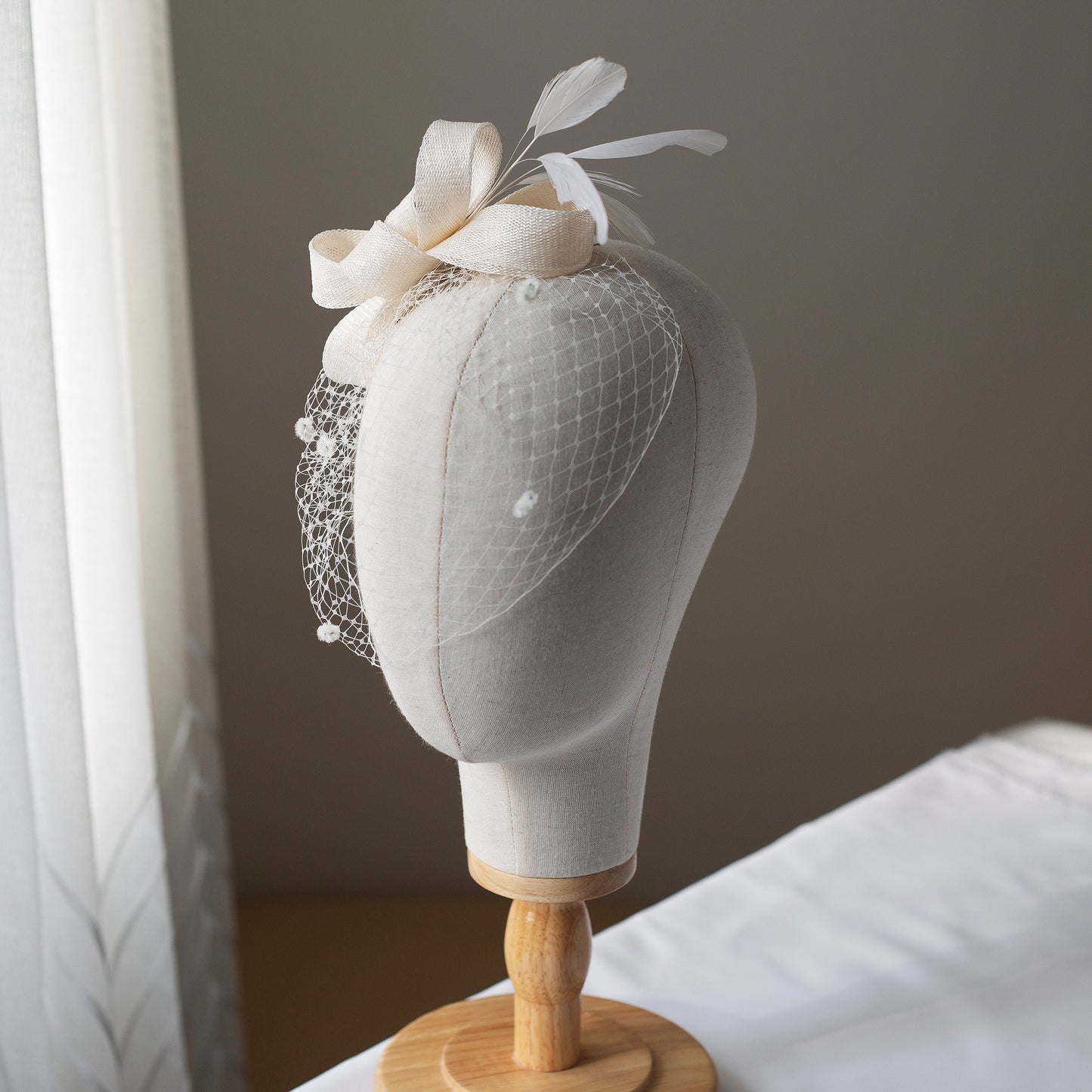 Brautschleife Fascinator mit gepunktetem kurzen Vogelkäfig, Hochzeitsfederhaarteil mit kurzem Schleier für eine Braut, elegantes Federkopfstück