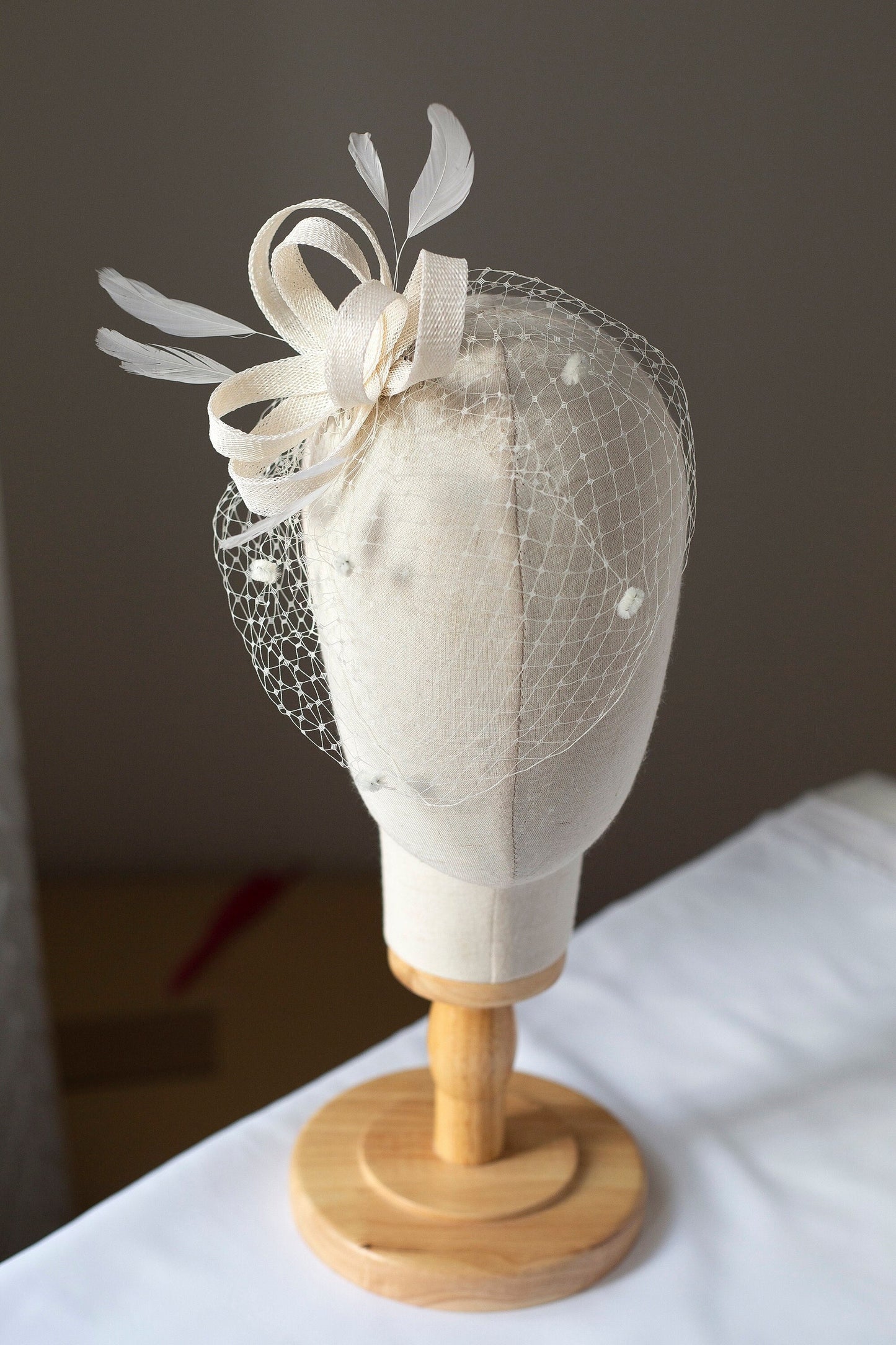 Brautfeder-Fascinator mit gepunktetem kurzen Vogelkäfig, Hochzeitsfeder-Haarteil mit kurzem Schleier für eine Braut, elegantes Feder-Kopfstück