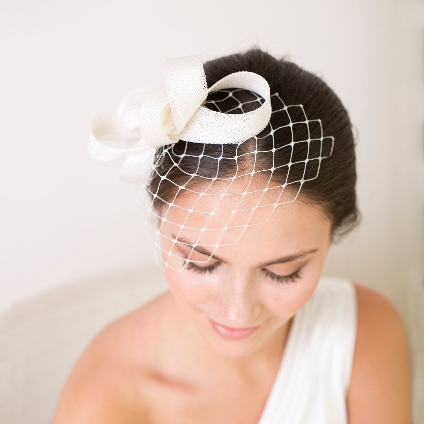 Bridal white fascinator with birdcage, wedding white fascinator with veil, woman fascinator for bride in white