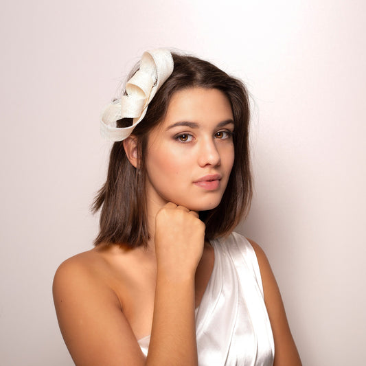 Fascinator mit Schleife für die Braut, moderner Millinery-Kopfschmuck, minimalistischer Haarschmuck mit Schleife, Fascinator für Frauen, Fascinator für Hochzeitsgäste