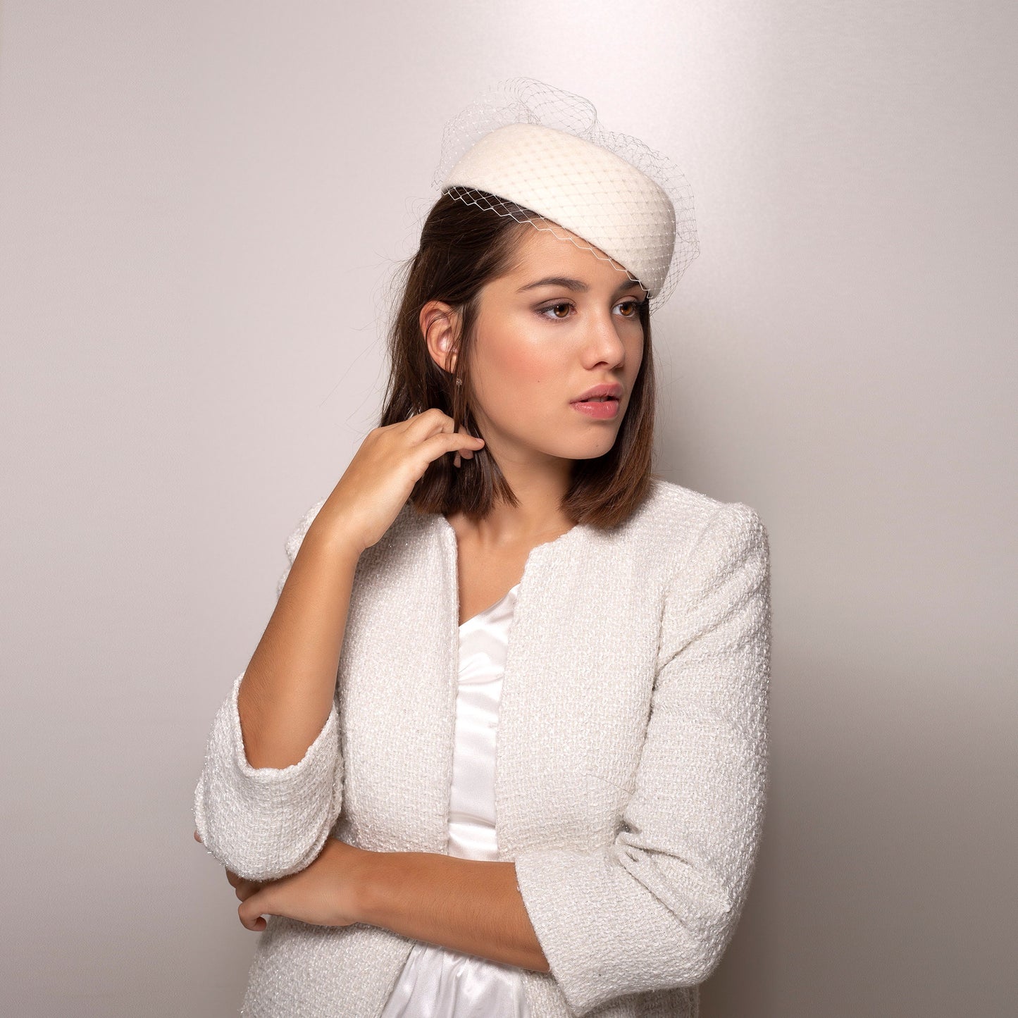 Bridal Pillbox Hat with Full Veil, Jackie Style Ivory Felt Hat, Veiled Wedding Beret in ivory,  Winter Wedding Fur Felt Hat