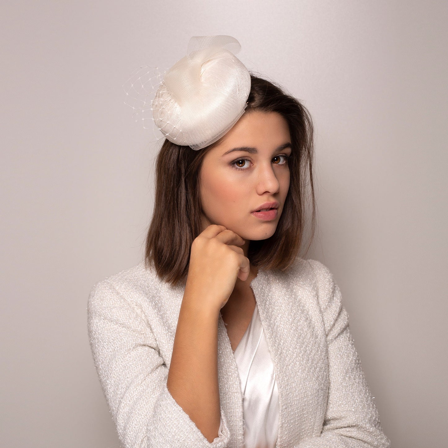 Braut Minihut mit Netzknoten, Brautschleife Hochzeit Pillenbox, Elfenbein Seide Dupion Hochzeit Pillenbox, Schleife Kopfschmuck, Frauen Fascinator