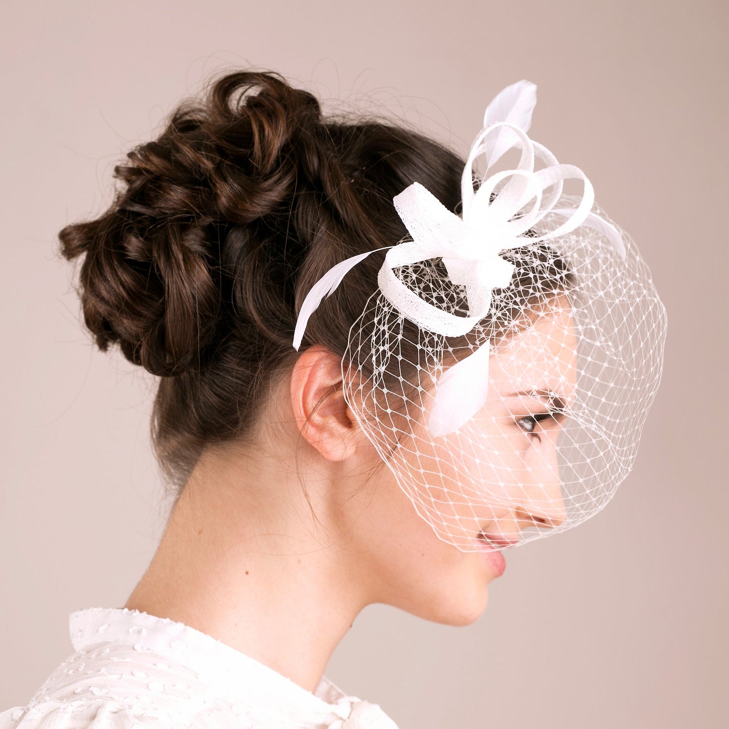 Brautfeder-Fascinator mit kurzem Vogelkäfig, Hochzeitsfeder-Haarteil mit kurzem Schleier für eine Braut, elegantes Feder-Kopfstück