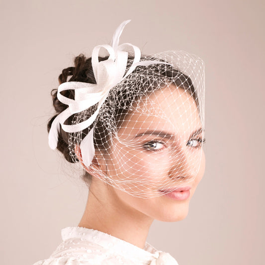 Brautfeder-Fascinator mit kurzem Vogelkäfig, Hochzeitsfeder-Haarteil mit kurzem Schleier für eine Braut, elegantes Feder-Kopfstück