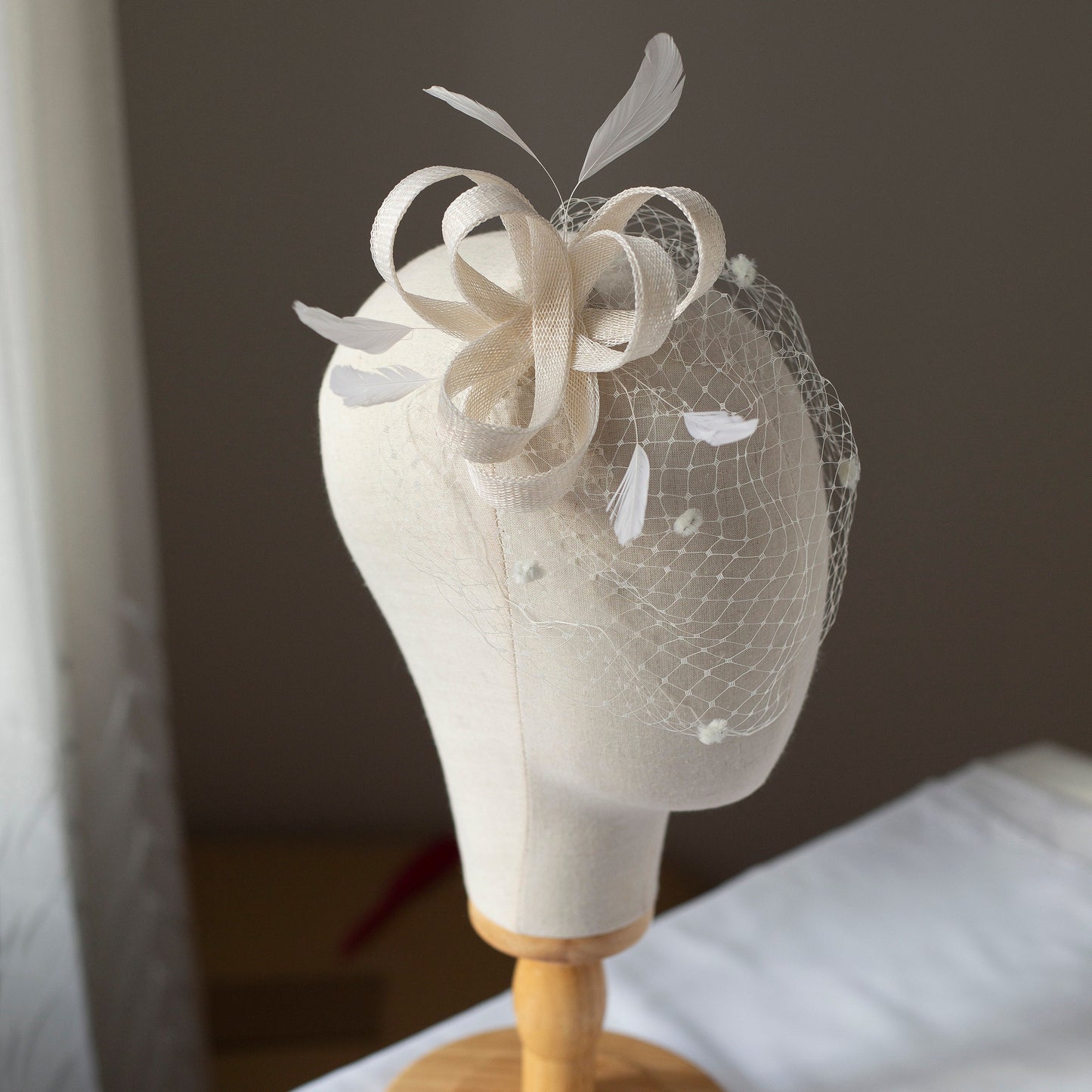 Brautfeder-Fascinator mit gepunktetem kurzen Vogelkäfig, Hochzeitsfeder-Haarteil mit kurzem Schleier für eine Braut, elegantes Feder-Kopfstück