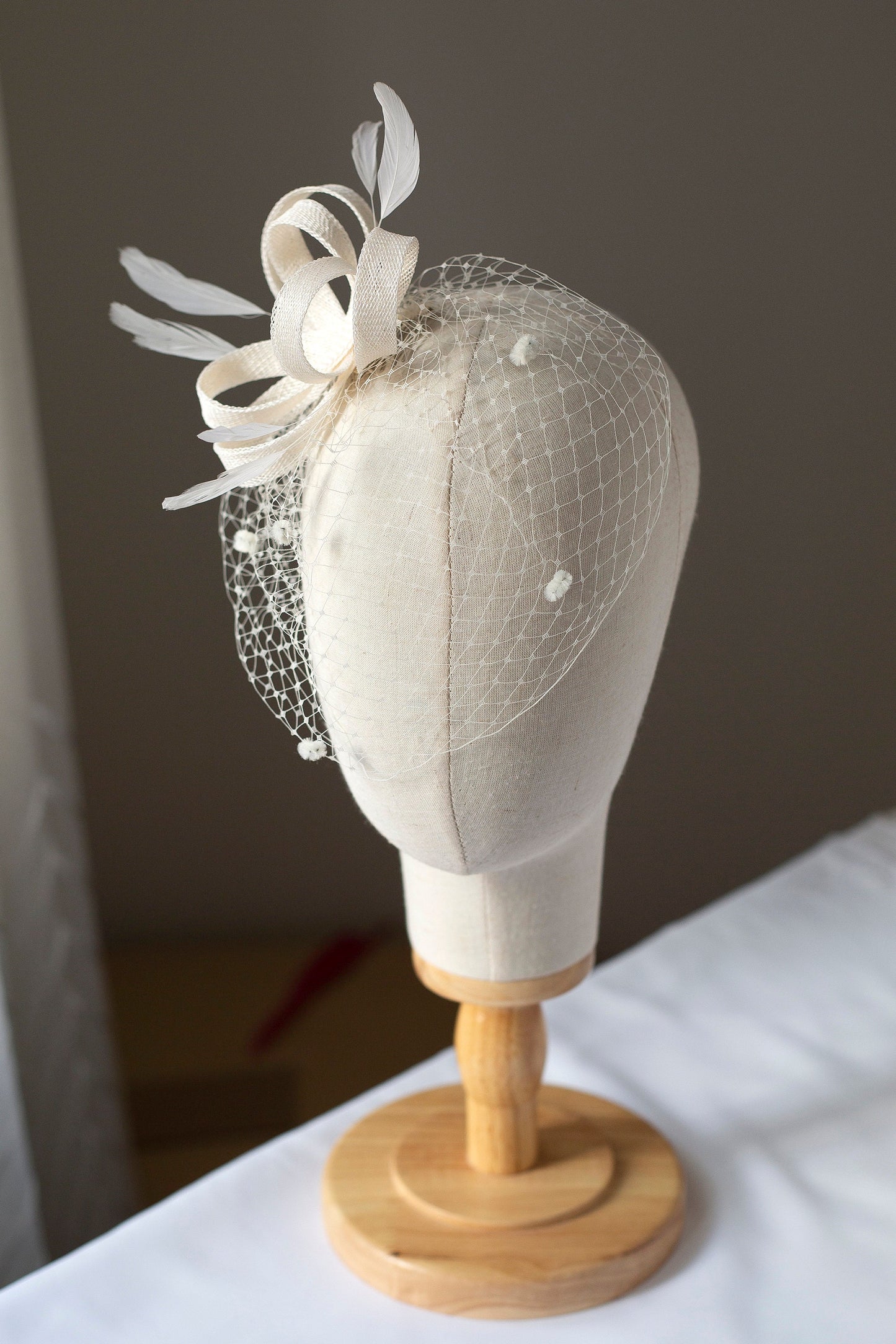 Brautfeder-Fascinator mit gepunktetem kurzen Vogelkäfig, Hochzeitsfeder-Haarteil mit kurzem Schleier für eine Braut, elegantes Feder-Kopfstück