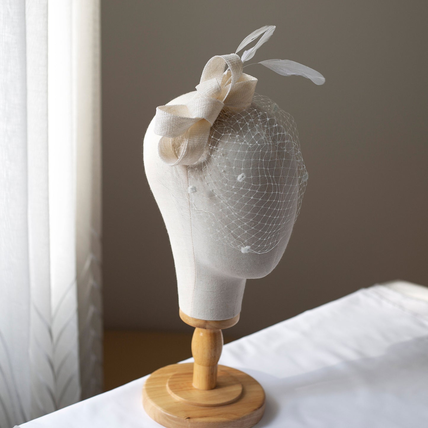 Brautschleife Fascinator mit gepunktetem kurzen Vogelkäfig, Hochzeitsfederhaarteil mit kurzem Schleier für eine Braut, elegantes Federkopfstück