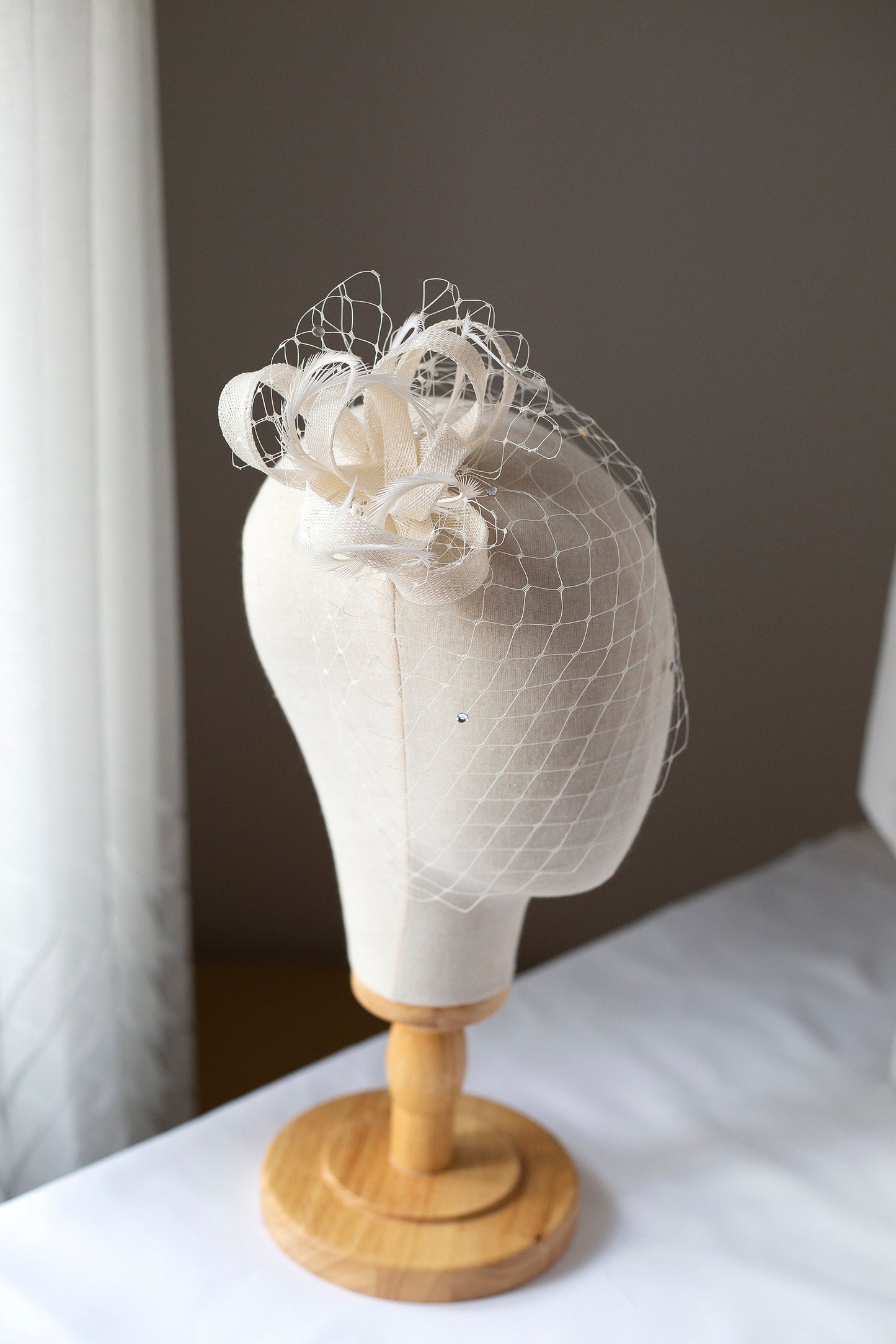 Brautfeder-Fascinator mit Strass-Vogelkäfig, romantisches Hochzeitshaarteil mit Strass-Schleier für eine Braut, elegantes Feder-Kopfstück