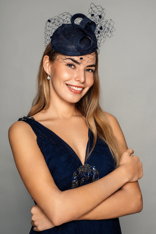 Hochzeitshut mit Schleier und Schleife in Marine, Pillbox-Hut mit Schleife für Hochzeitsgäste, Hut für die Brautmutter mit Schleier, Damenhut mit gepunktetem Vogelkäfig in Marine