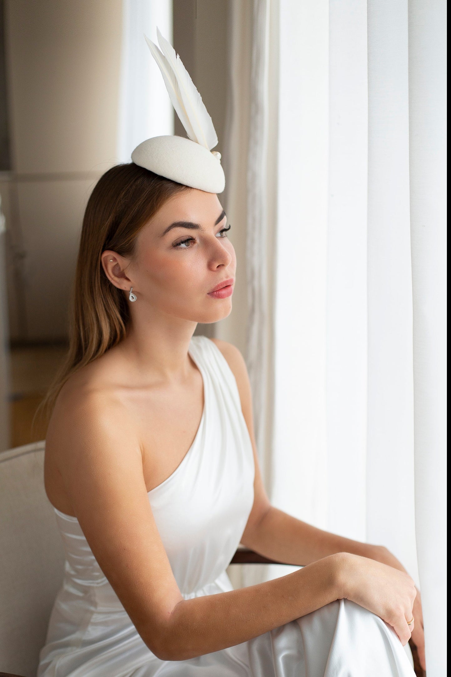 Hochzeitshut mit großen Federn, Pillendose aus Brautpelzfilz in Elfenbein, Millinery Quill Feathers Filzhut, Kleiner Hut mit langen Federn