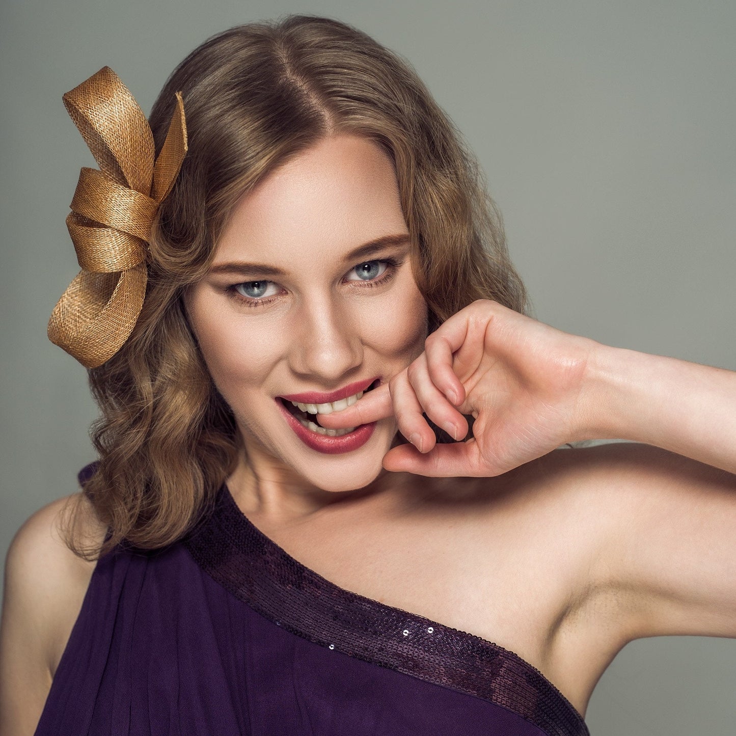 Beiger Knoten-Fascinator, Damen-Fascinator in Ockerbeige, Hochzeitsgast-Kopfschmuck in verschiedenen Farben