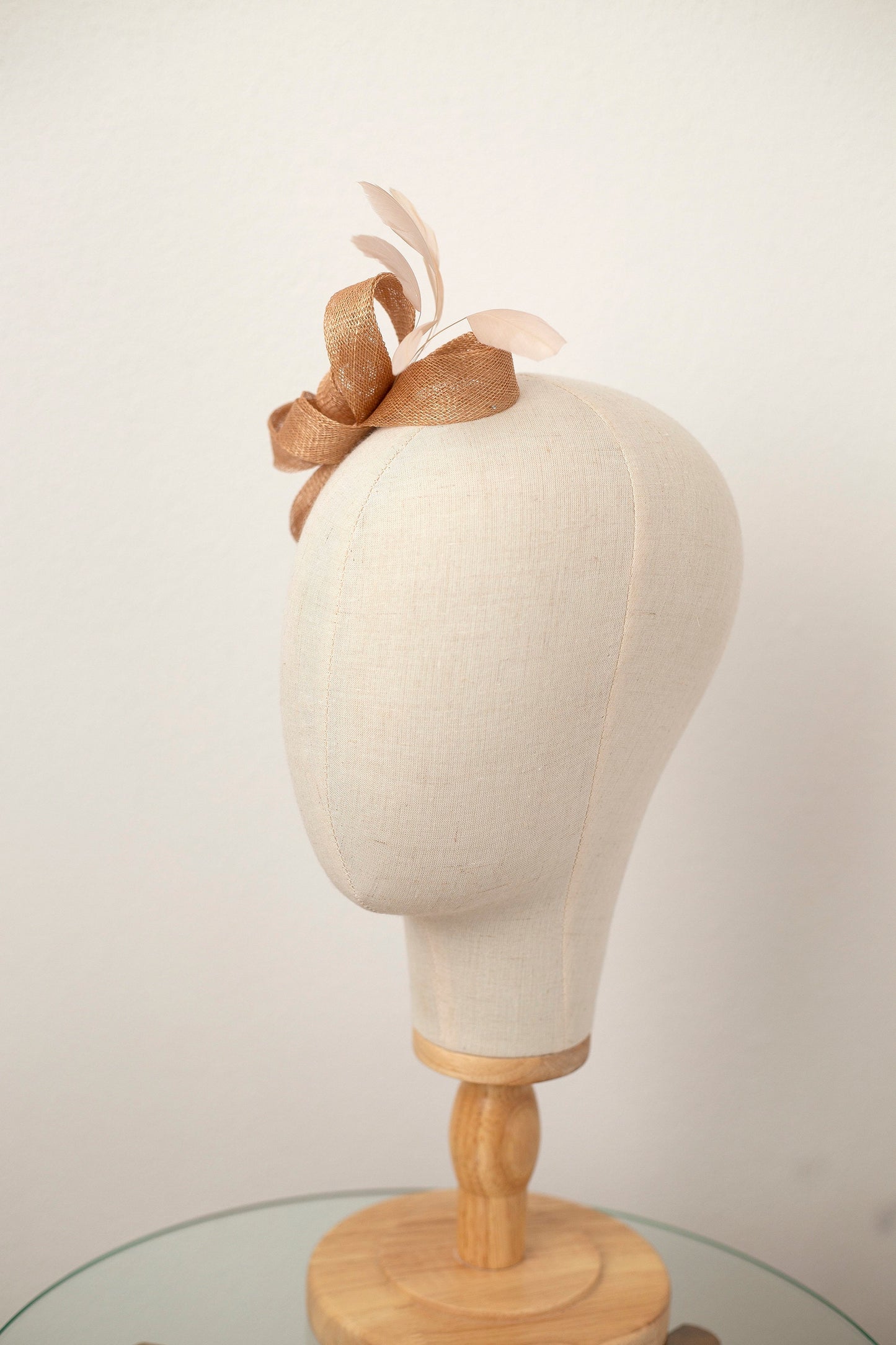 Moderner Feder-Fascinator, Hochzeitsgast-Fascinator in Beige, Brautjungfern-Kopfschmuck in Beige, Damen-Feder-Fascinator