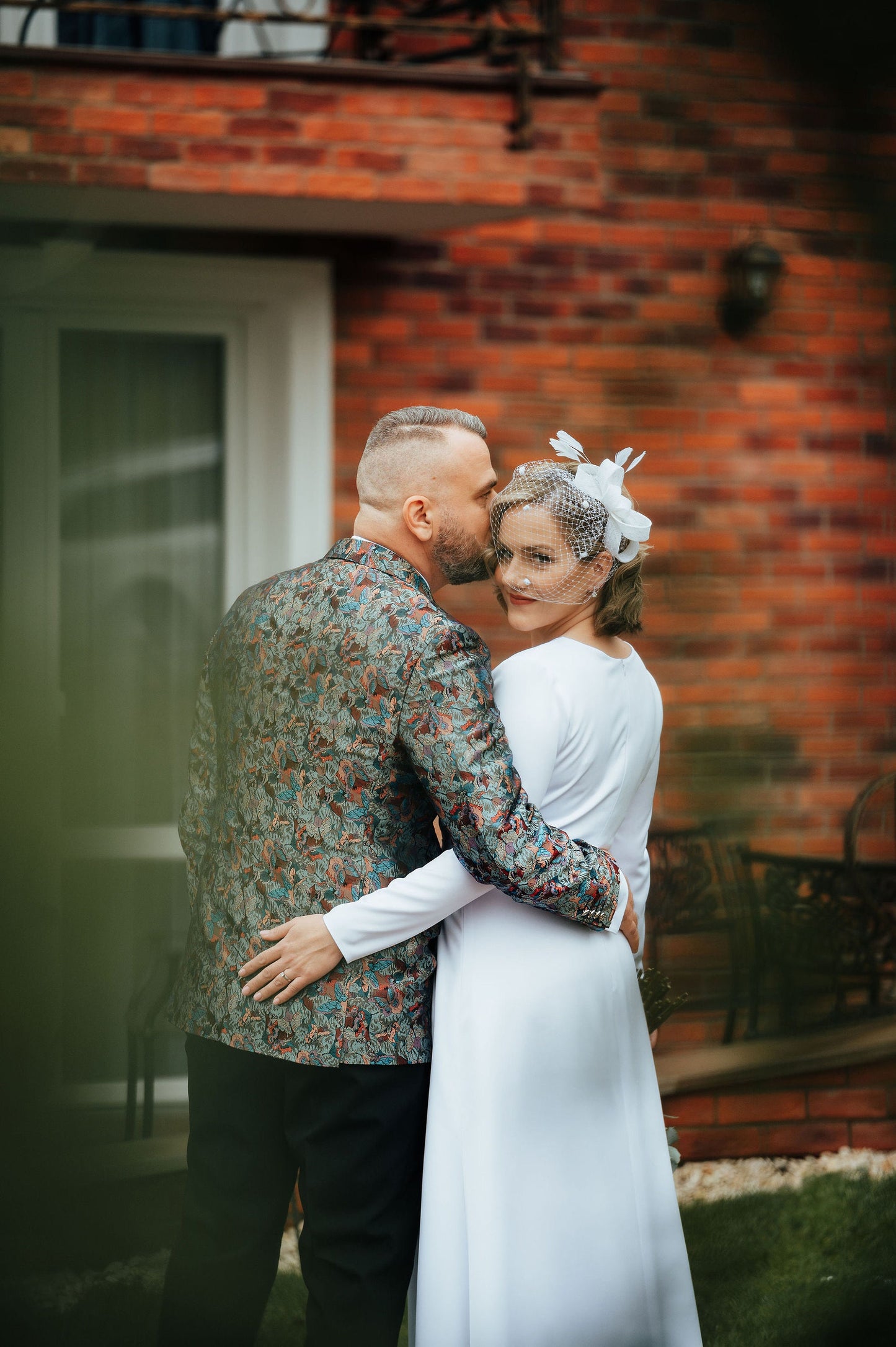 Brautschleife Fascinator mit gepunktetem kurzen Vogelkäfig, Hochzeitsschleife Haarteil mit kurzem elfenbeinfarbenem Schleier für eine Braut, elegantes Federkopfstück