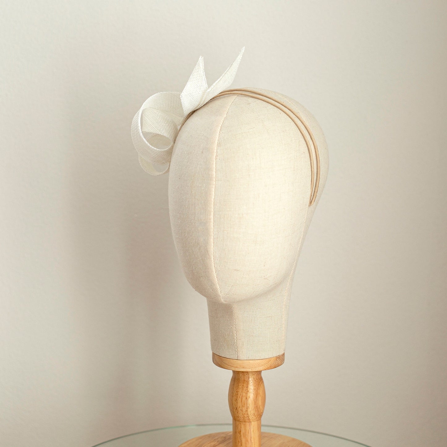 Weißer Wirbel-Fascinator auf doppeltem Haarreif, Kopfschmuck für Hochzeitsgäste, weißer Braut-Fascinator, skulpturaler Fascinator für Millinery