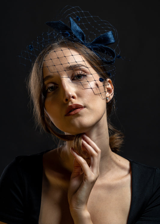 Marineblauer Fascinator mit Schleife und Schleier, Damen-Fascinator mit Schleife in Marine, Kopfschmuck für Hochzeitsgäste mit gepunktetem Schleier