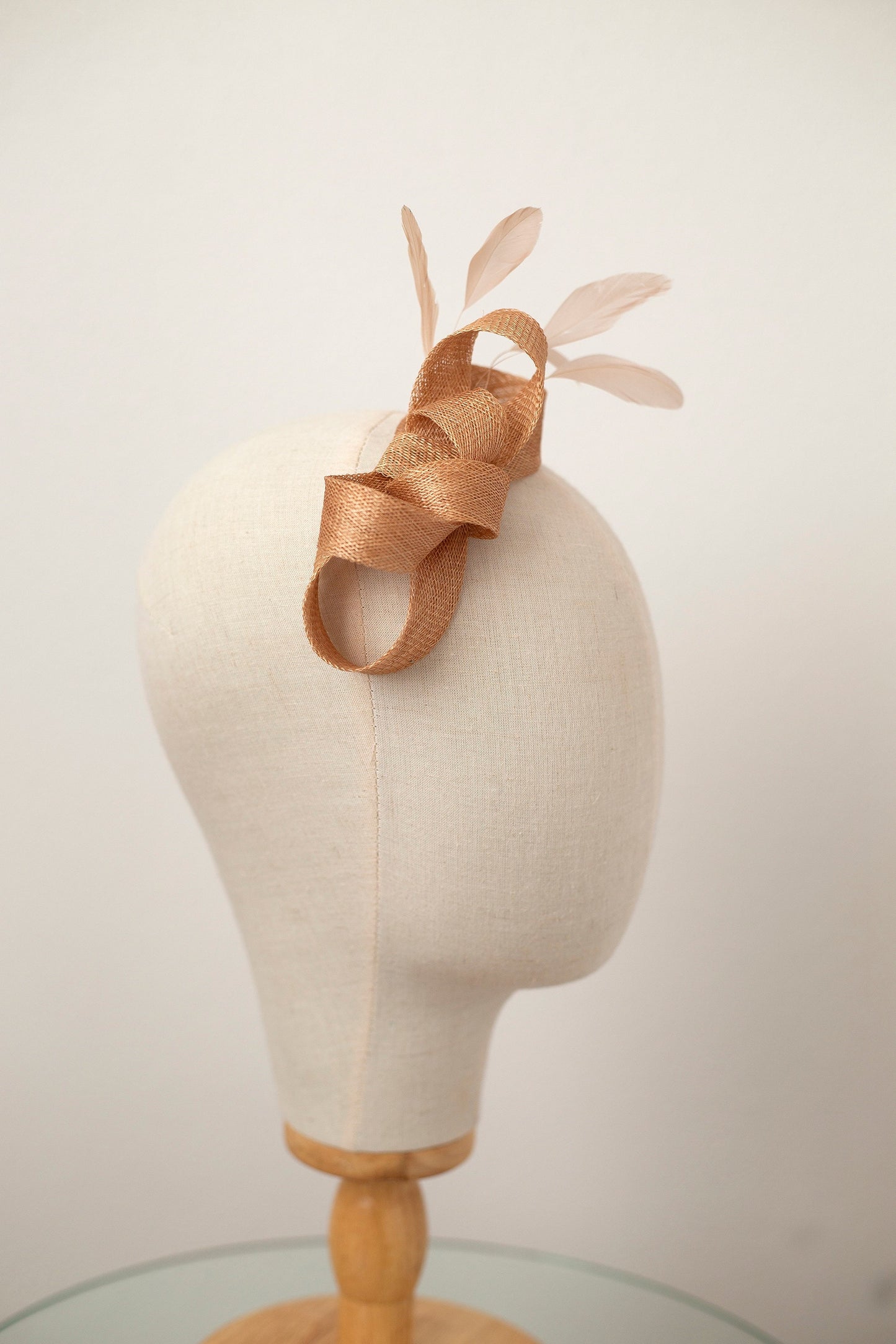 Moderner Feder-Fascinator, Hochzeitsgast-Fascinator in Beige, Brautjungfern-Kopfschmuck in Beige, Damen-Feder-Fascinator