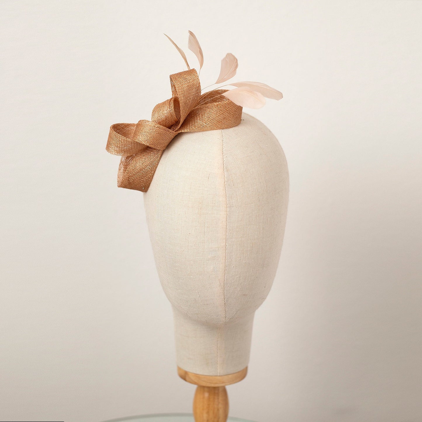 Moderner Feder-Fascinator, Hochzeitsgast-Fascinator in Beige, Brautjungfern-Kopfschmuck in Beige, Damen-Feder-Fascinator