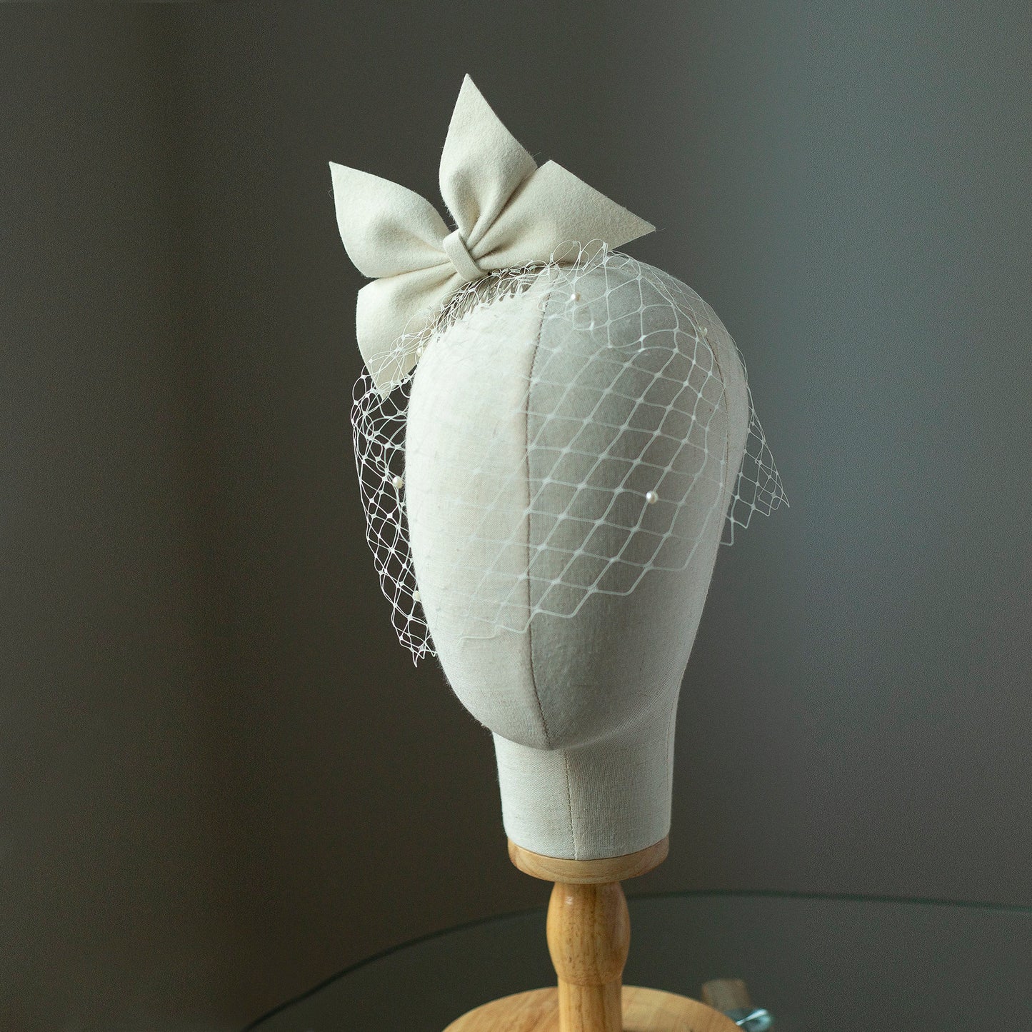 Bridal oversize bow with pearl birdcage in creamy ivory or white, wedding statement bow birdcage, felt bow fascinator with short veil