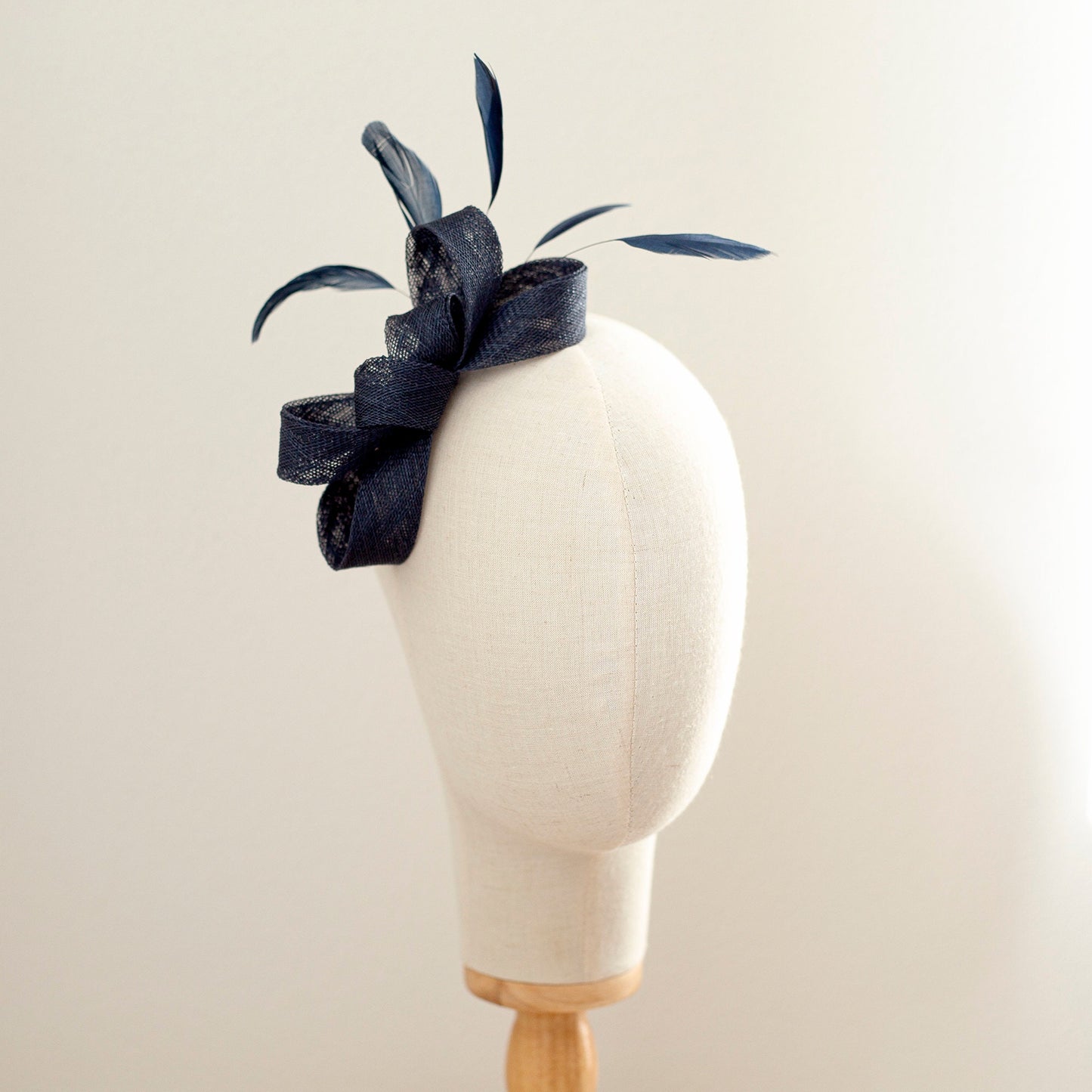 Modern bow fascinator with feathers, wedding guest fascinator in navy, bridesmaid or mother of the bride headpiece, elegant women fascinator