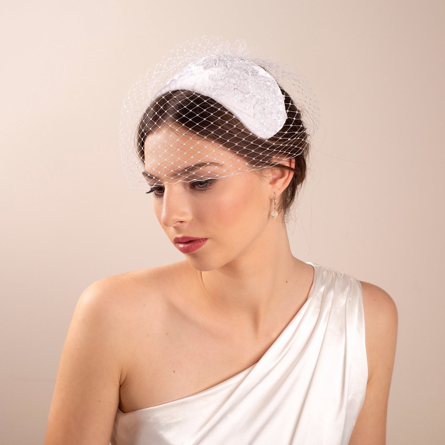 Hochzeitsmütze Kopfbedeckung mit Vogelkäfig, Vintage inspirierte Schleier-Spitzenmütze, 1950er Jahre Half Hat Style Hochzeitshut