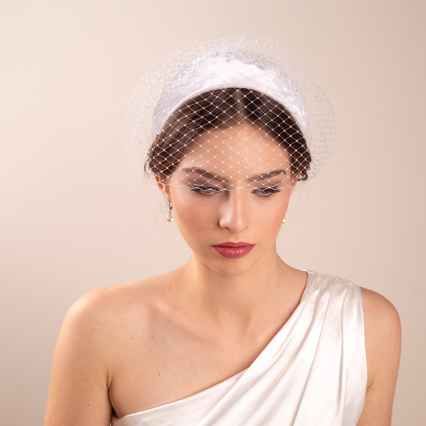 Hochzeitsmütze Kopfbedeckung mit Vogelkäfig, Vintage inspirierte Schleier-Spitzenmütze, 1950er Jahre Half Hat Style Hochzeitshut