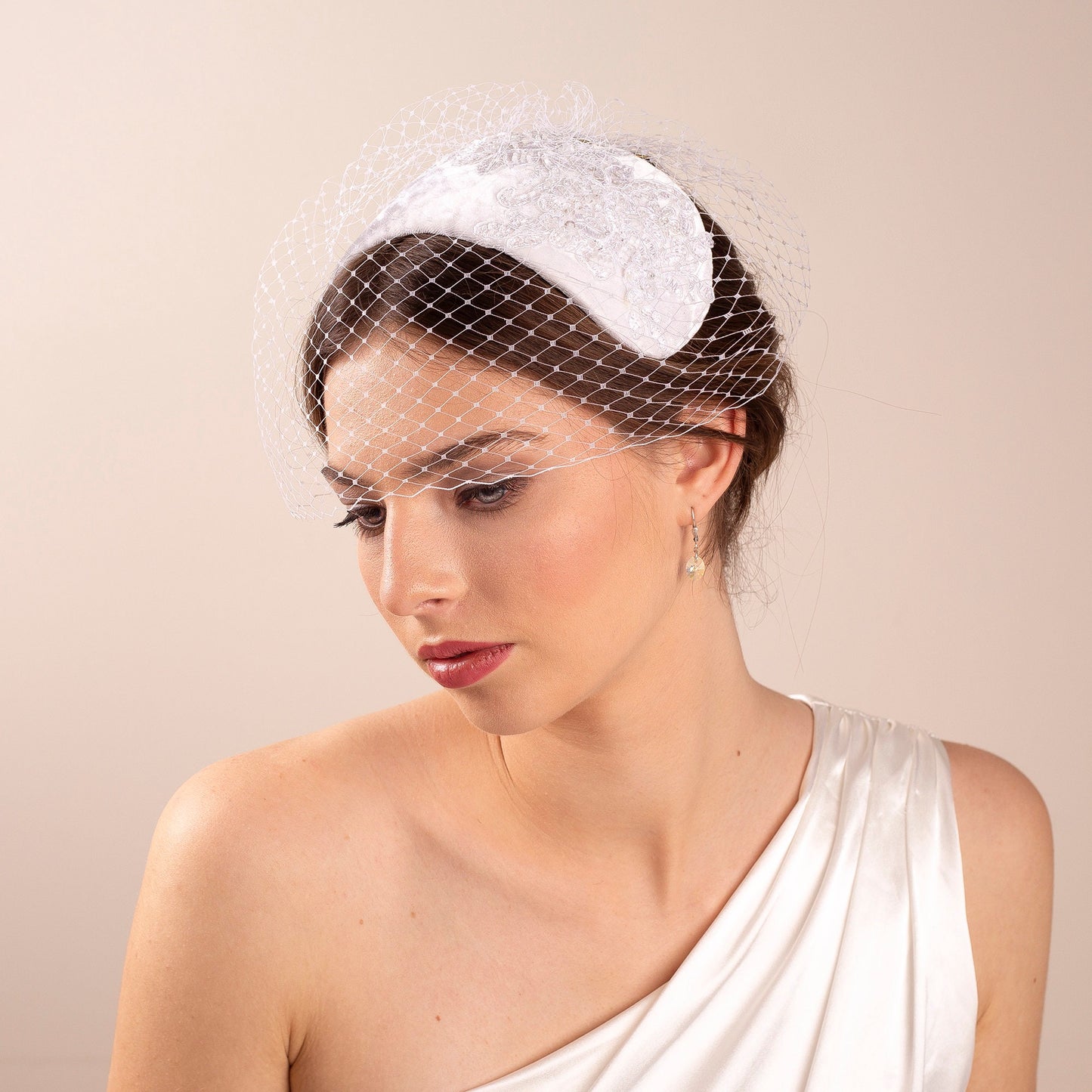 Hochzeitsmütze Kopfbedeckung mit Vogelkäfig, Vintage inspirierte Schleier-Spitzenmütze, 1950er Jahre Half Hat Style Hochzeitshut