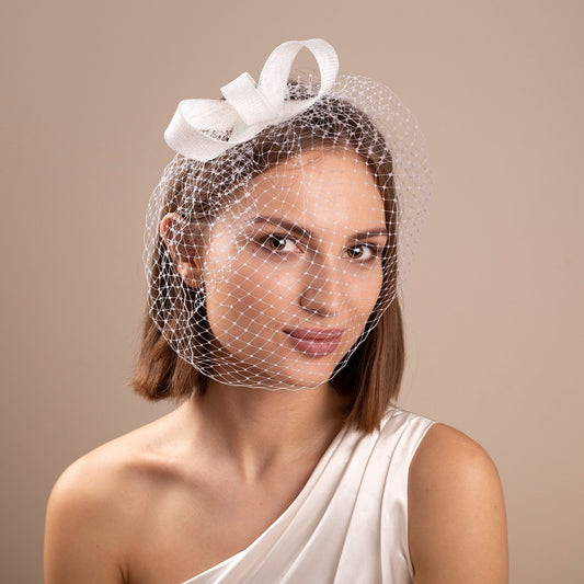 Dezenter Braut-Fascinator mit Vogelkäfig, weißes Kopfstück und Vogelkäfig, minimalistischer Hochzeits-Fascinator