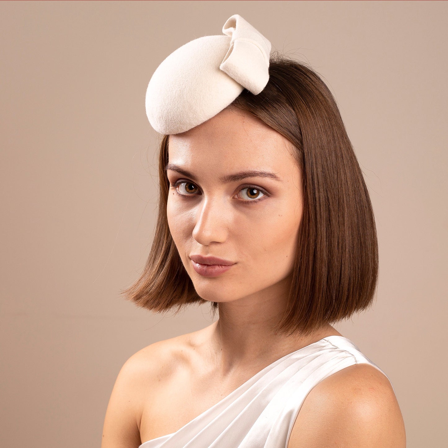 Brauthut mit Schleife, Millinery-Knopfhut mit Schleife, Brauthut aus Fellfilz, Pillbox-Hut für die Winterhochzeit, Elfenbeinfarbener Damenhut, Formaler Kopfschmuck