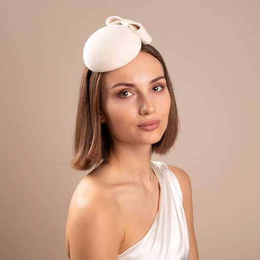 Brauthut mit Schleife, Millinery-Knopfhut mit Schleife, Brauthut aus Fellfilz, Pillbox-Hut für die Winterhochzeit, Elfenbeinfarbener Damenhut, Formaler Kopfschmuck