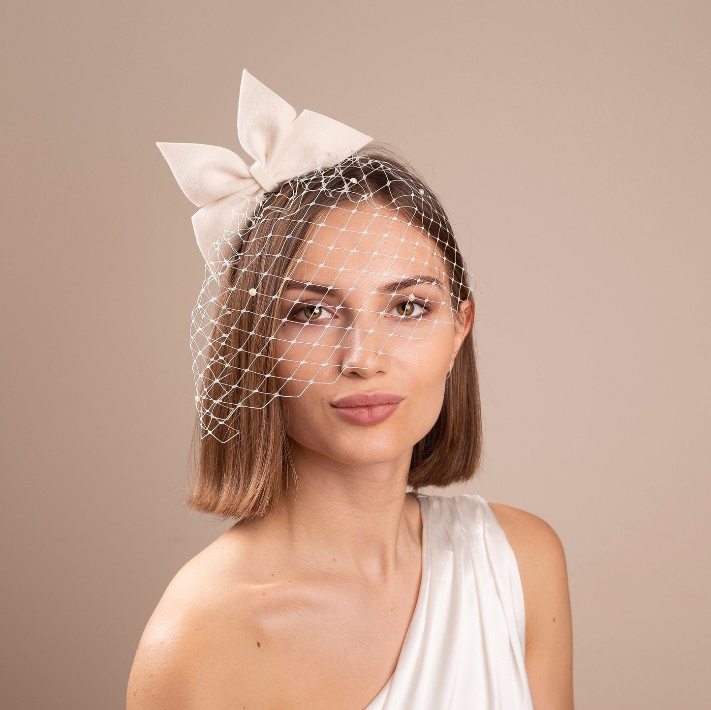 Brautfilzschleife mit Perlenvogelkäfig, cremefarbene elfenbeinfarbene Hochzeitsschleife und Vogelkäfig, Filzschleifen-Fascinator mit kurzem Schleier in Elfenbein