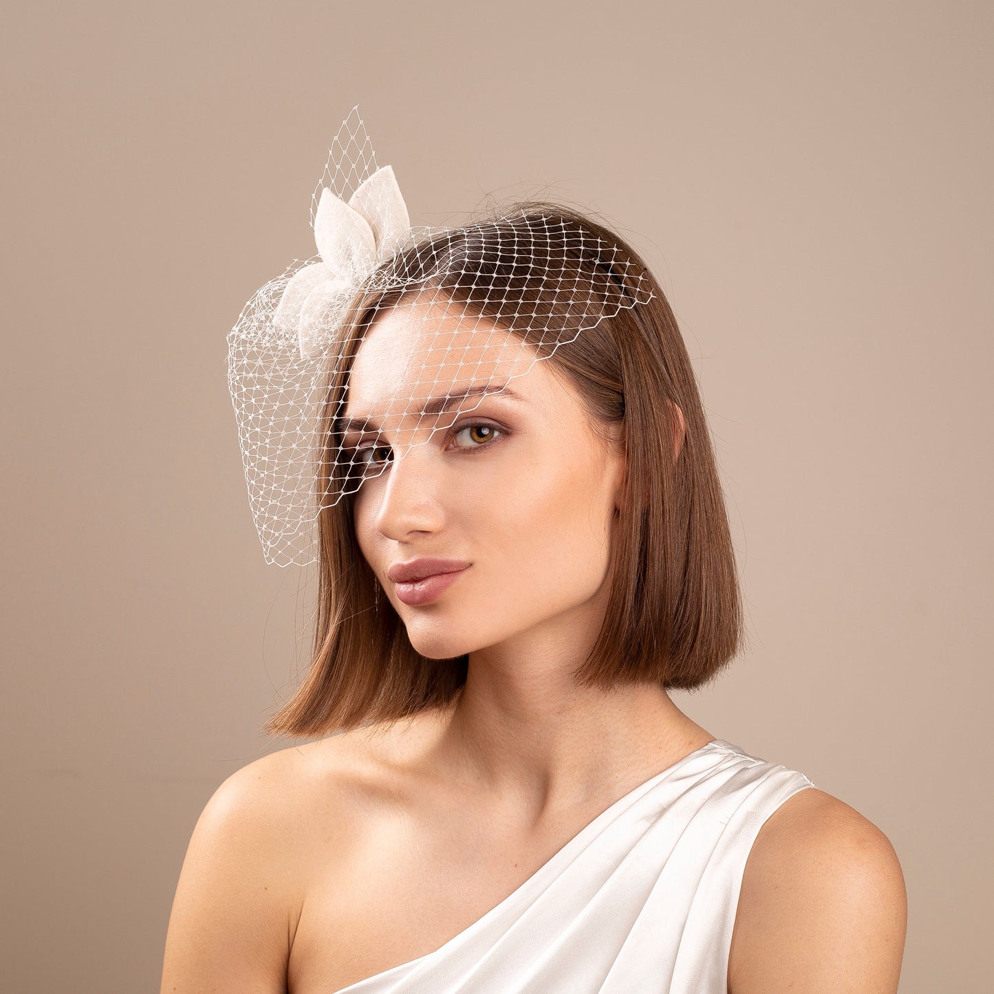 Fascinator mit Blütenblättern und Vogelkäfig aus Netz in Elfenbein oder Weiß, Filzblätter mit kurzem Vogelkäfig für die Braut, moderner Fascinator für die Braut