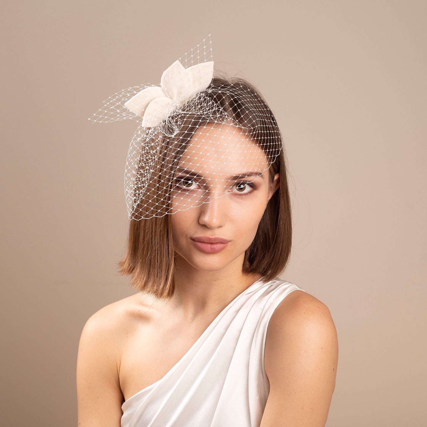 Fascinator mit Blütenblättern und Vogelkäfig aus Netz in Elfenbein oder Weiß, Filzblätter mit kurzem Vogelkäfig für die Braut, moderner Fascinator für die Braut