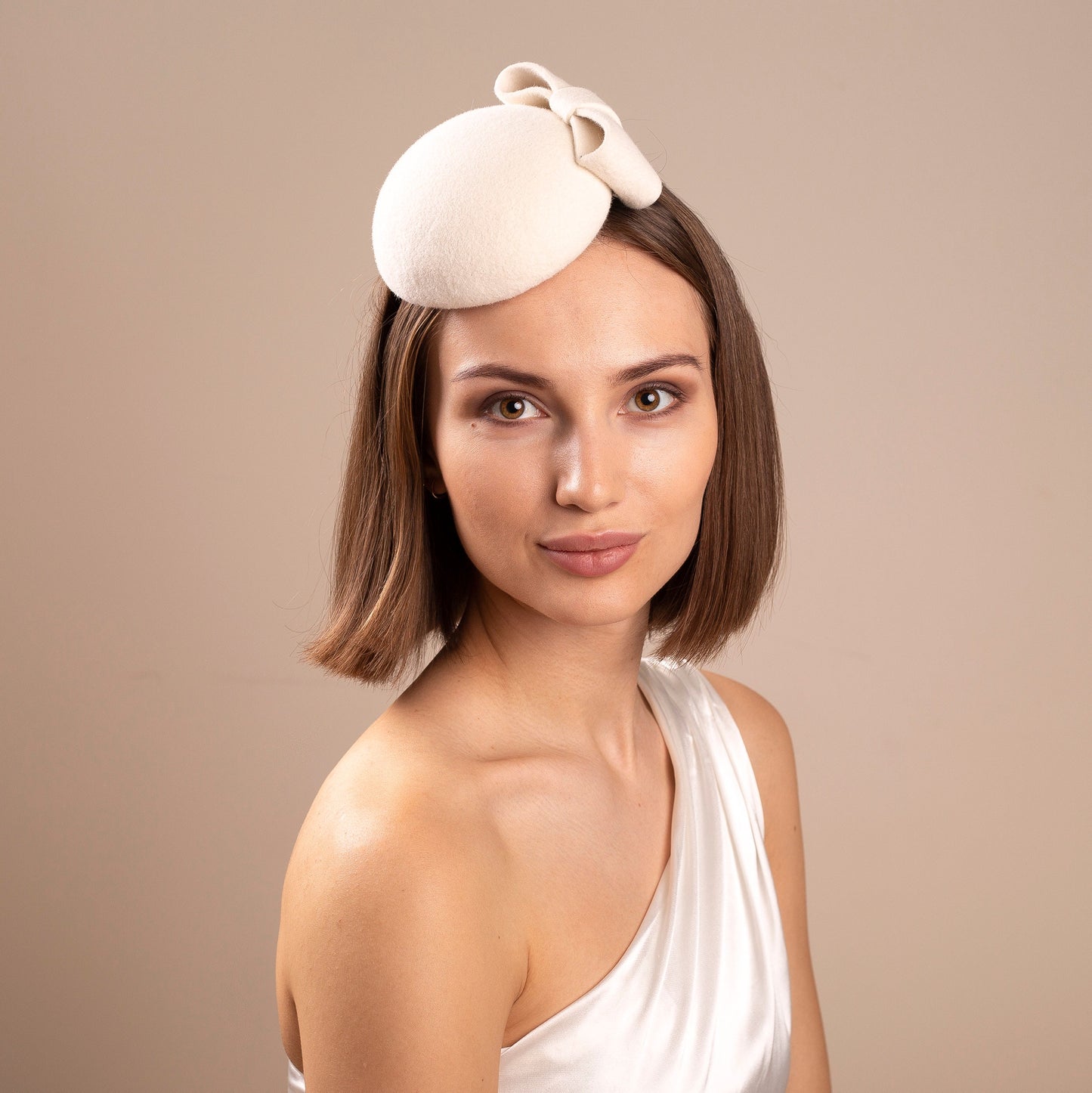 Brauthut mit Schleife, Millinery-Knopfhut mit Schleife, Brauthut aus Fellfilz, Pillbox-Hut für die Winterhochzeit, Elfenbeinfarbener Damenhut, Formaler Kopfschmuck