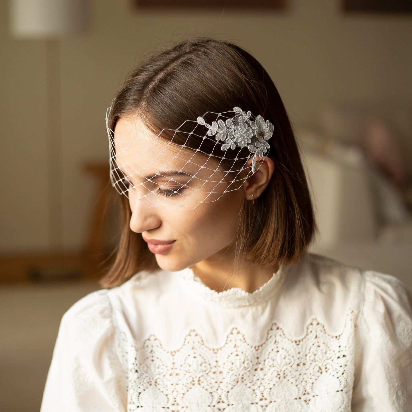 Bridal Lace Birdcage Veil Short Birdcage Veil with Floral Lace Wedding Veil Short Flower Veil for Bride, cropped bandeau veil