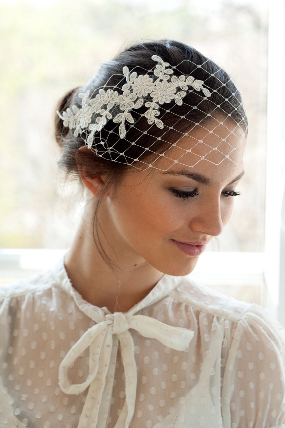 Zierlicher Bandeau-Schleier für die Braut mit floraler Spitze, Hochzeitsschleier